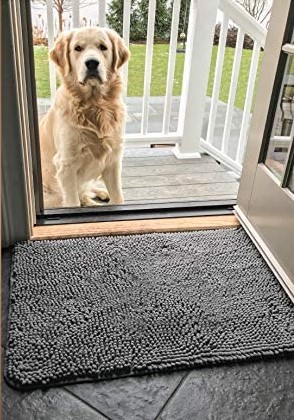 Absorbent mat for muddy and wet dog paws